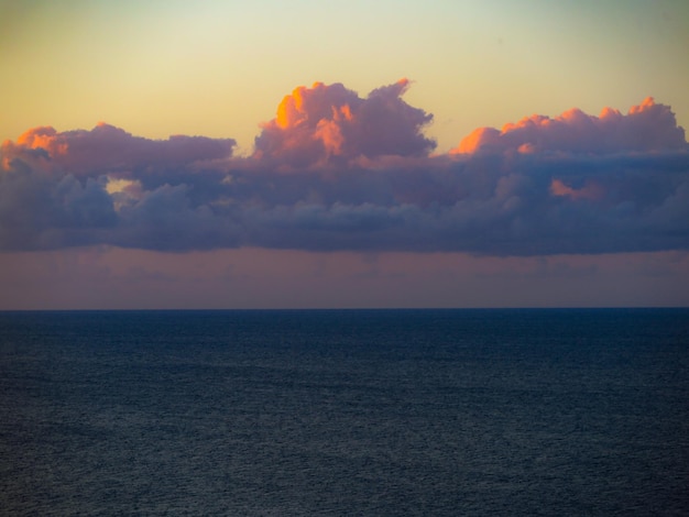 Foto vista panorámica del mar contra el cielo durante la puesta de sol