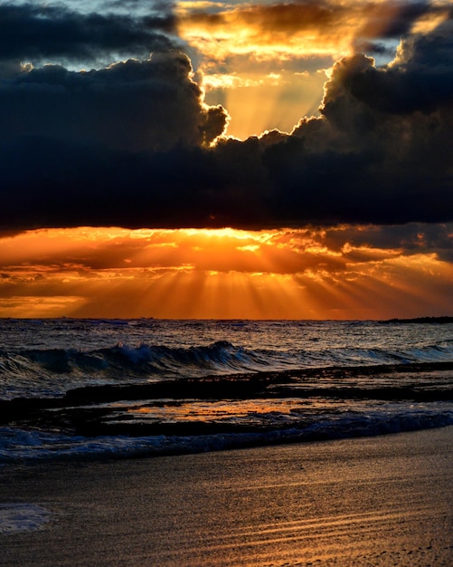 Vista panorámica del mar contra el cielo durante la puesta de sol