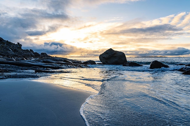 Vista panorámica del mar contra el cielo durante la puesta de sol