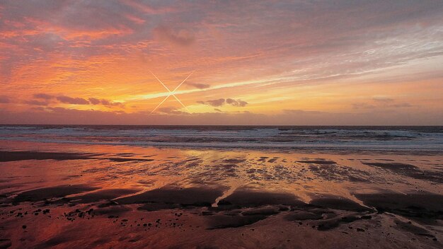 Foto vista panorámica del mar contra el cielo durante la puesta de sol