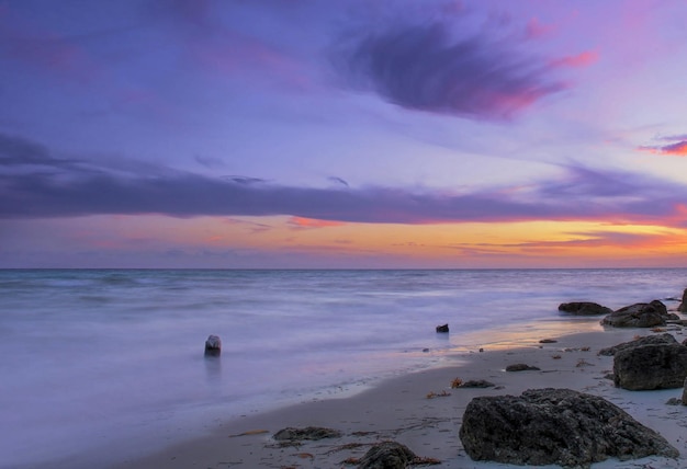 Vista panorámica del mar contra el cielo durante la puesta de sol