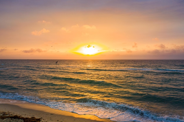 Foto vista panorámica del mar contra el cielo durante la puesta de sol