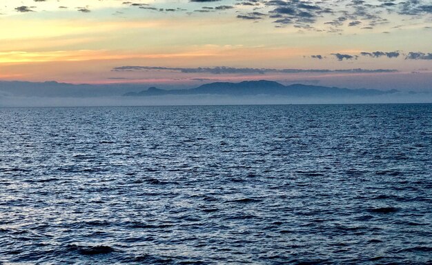 Foto vista panorámica del mar contra el cielo durante la puesta de sol