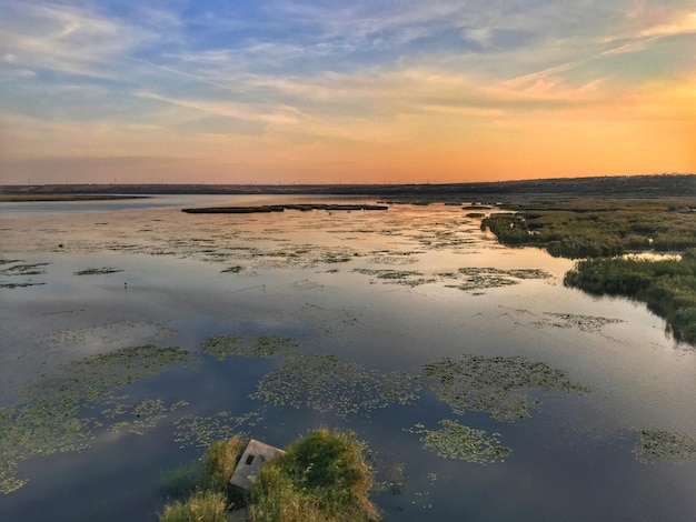 Vista panorámica del mar contra el cielo durante la puesta de sol