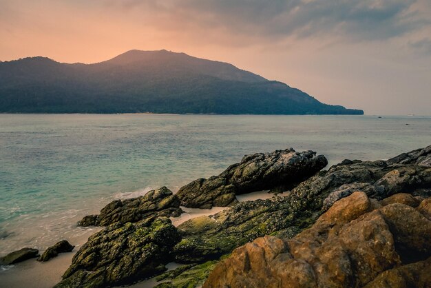 Foto vista panorámica del mar contra el cielo durante la puesta de sol