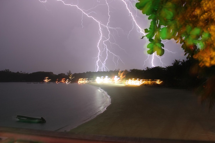 Foto vista panorámica del mar contra el cielo durante los relámpagos al anochecer