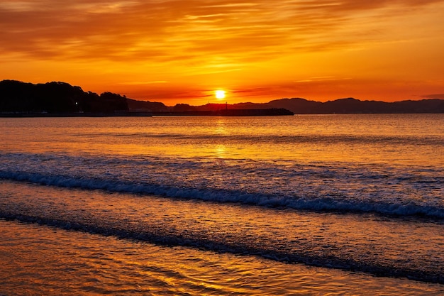 Foto vista panorámica del mar contra el cielo romántico al amanecer