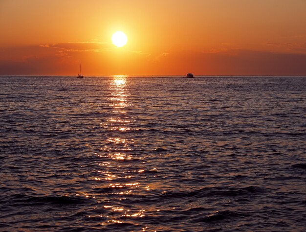 Foto vista panorámica del mar contra el cielo romántico al atardecer