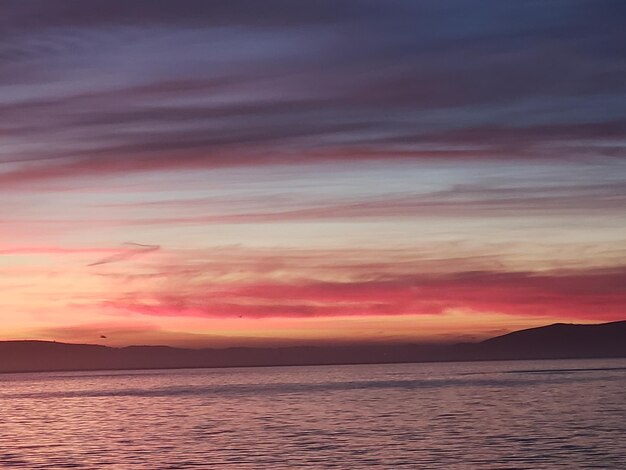 Foto vista panorámica del mar contra el cielo romántico al atardecer