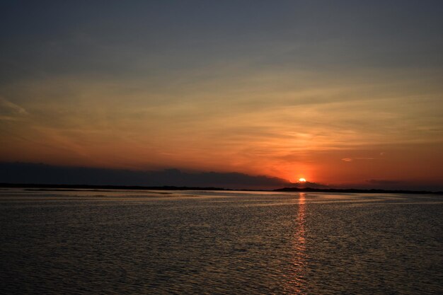 Vista panorámica del mar contra el cielo romántico al atardecer