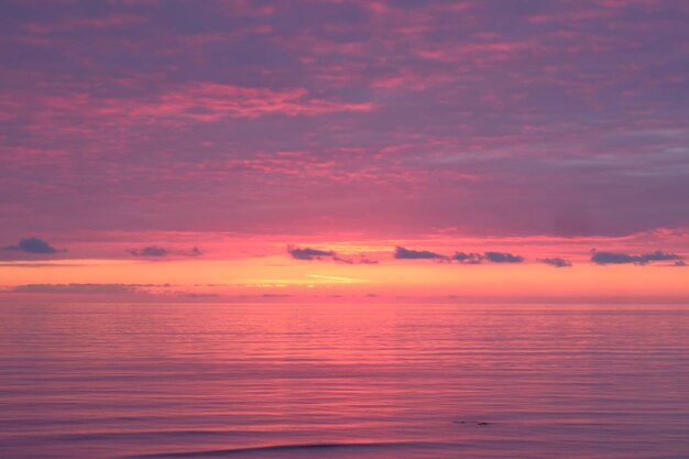 Vista panorámica del mar contra el cielo romántico al atardecer