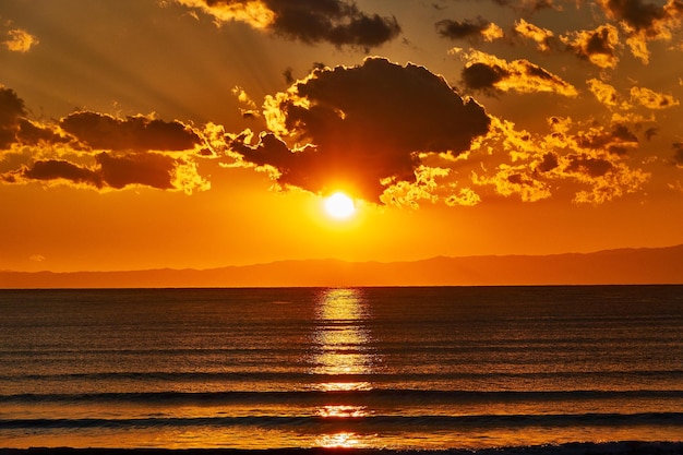 Foto vista panorámica del mar contra el cielo romántico al atardecer