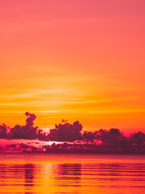 Foto vista panorámica del mar contra el cielo romántico durante la puesta de sol