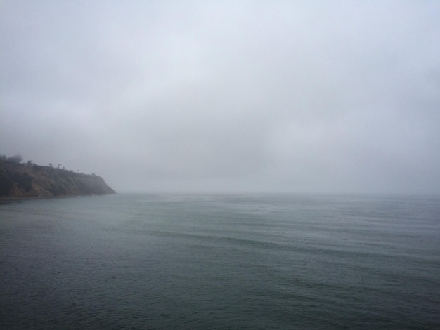 Vista panorámica del mar contra el cielo durante el tiempo de niebla