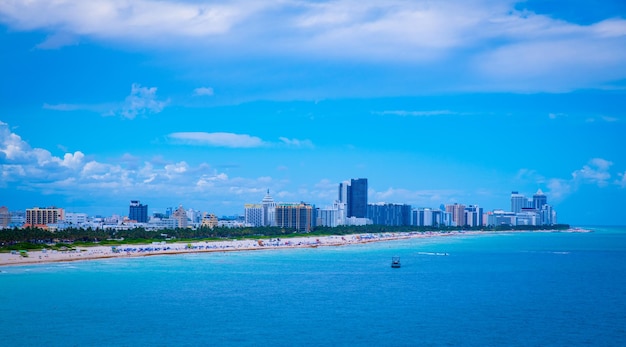 Una vista panorámica del mar contra el cielo.