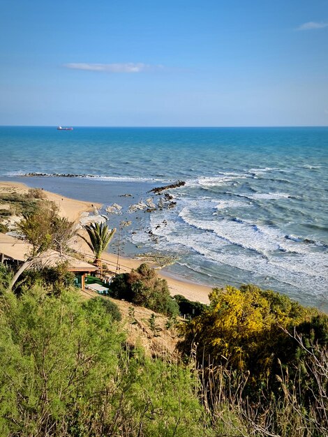 Una vista panorámica del mar contra el cielo.