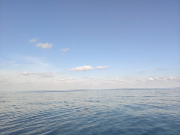 Vista panorámica del mar contra el cielo