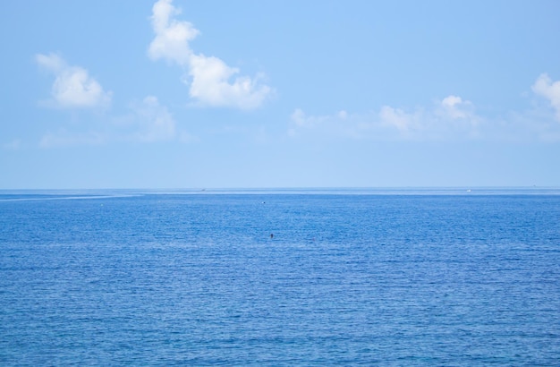 Vista panorámica del mar contra el cielo