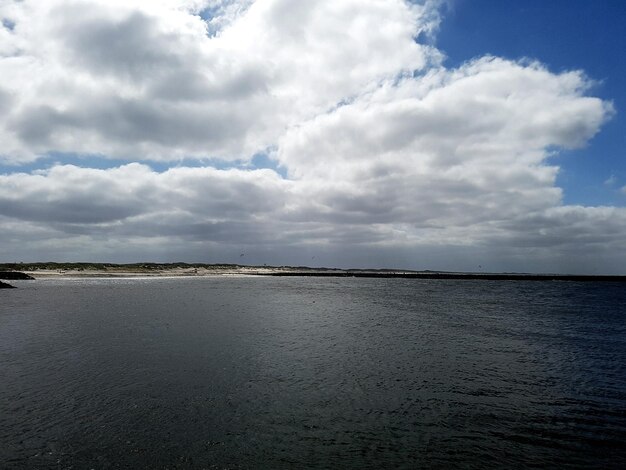 Vista panorámica del mar contra el cielo