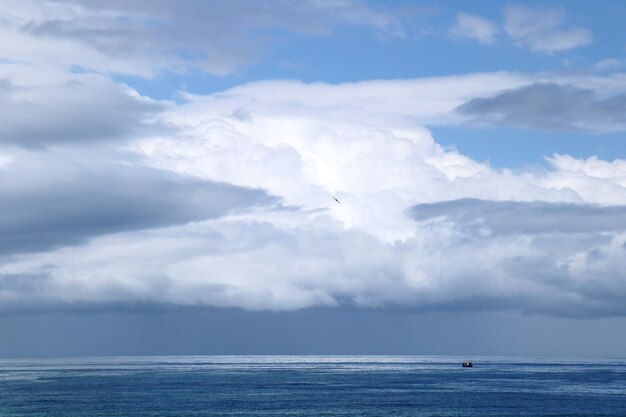Vista panorámica del mar contra el cielo