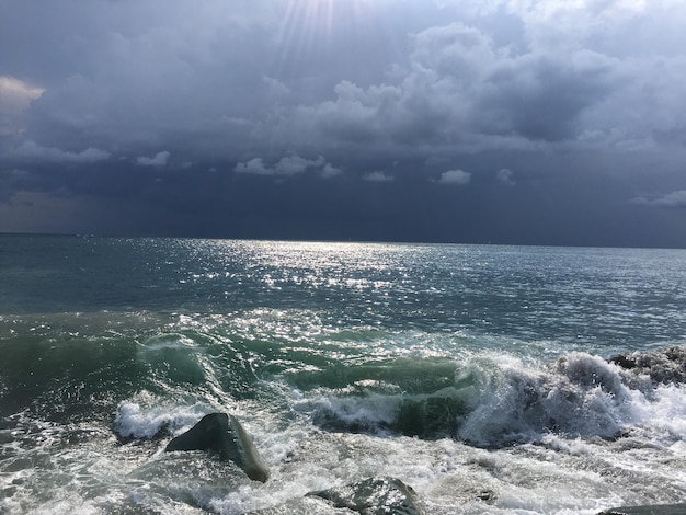 Vista panorámica del mar contra el cielo