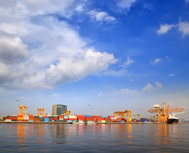 Foto vista panorámica del mar contra los edificios contra el cielo