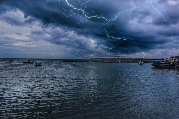 Vista panorámica del mar contra las nubes de tormenta