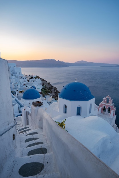 Vista panorámica del mar y los edificios contra el cielo durante la puesta de sol