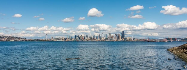 Foto vista panorámica del mar y de los edificios contra el cielo