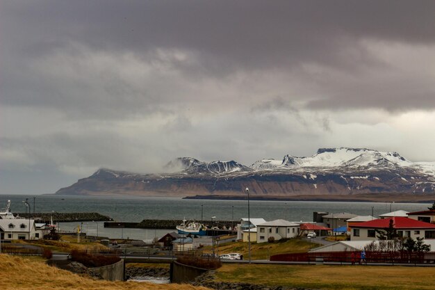 Vista panorámica del mar por los edificios contra el cielo