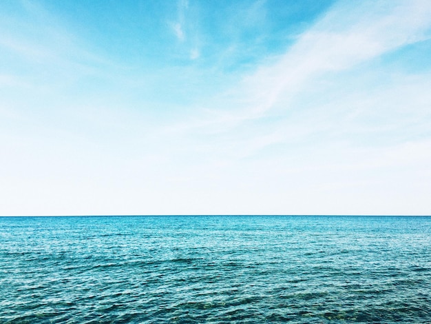 Vista panorámica del mar frente a un cielo despejado