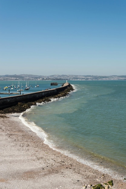 Vista panorámica del mar frente a un cielo despejado