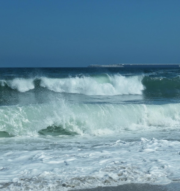 Vista panorámica del mar frente a un cielo despejado