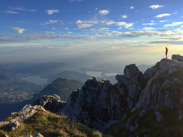 Foto vista panorámica del mar por la montaña contra el cielo