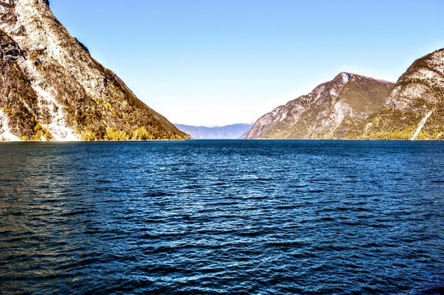 Foto vista panorámica del mar y las montañas contra un cielo azul claro