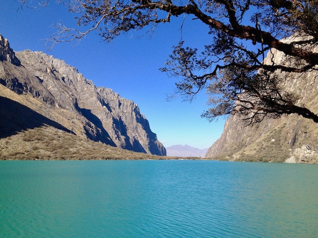 Foto vista panorámica del mar y las montañas contra un cielo azul claro