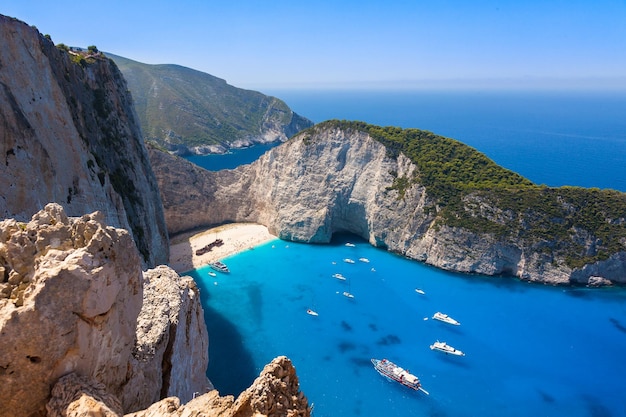 Vista panorámica del mar y las montañas contra el cielo azul