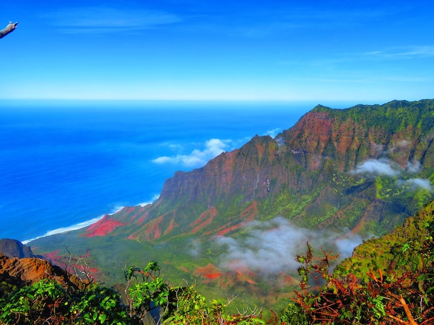 Vista panorámica del mar y las montañas contra el cielo azul