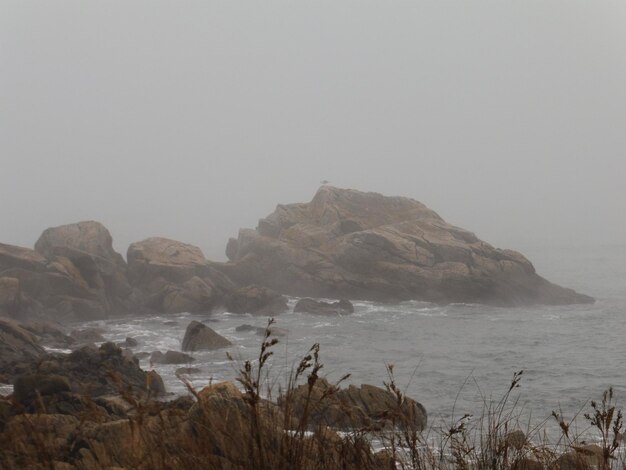 Foto vista panorámica del mar y las montañas contra un cielo despejado