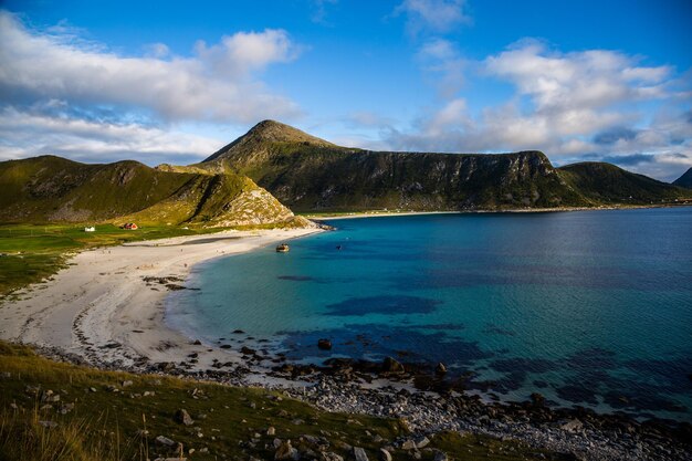 Vista panorámica del mar y las montañas contra el cielo lofoten noruega