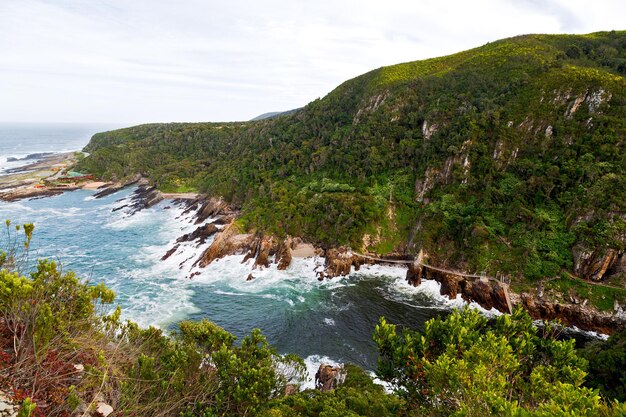 Vista panorámica del mar y las montañas contra el cielo