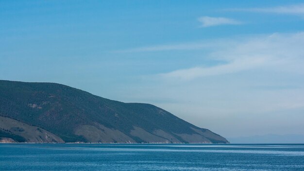 Foto vista panorámica del mar por las montañas contra el cielo