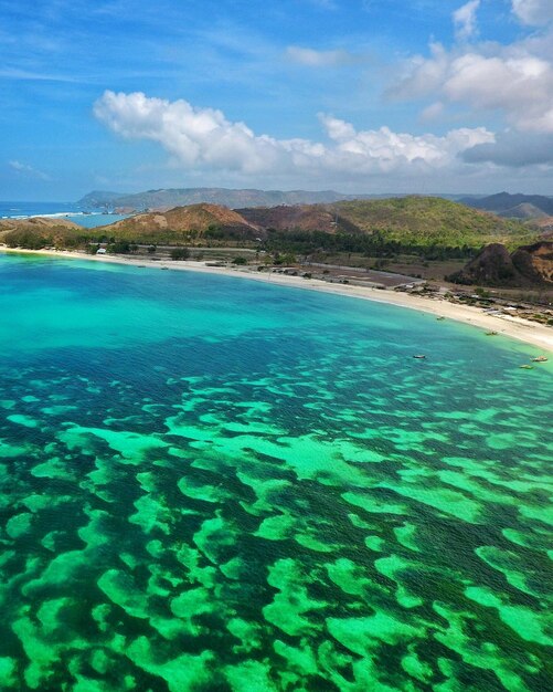 Foto vista panorámica del mar y las montañas contra el cielo