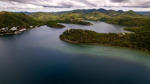 Foto vista panorámica del mar y las montañas contra el cielo