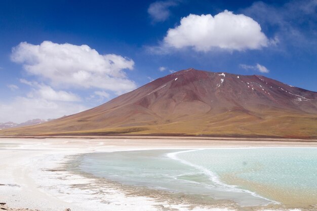 Foto vista panorámica del mar y las montañas contra el cielo