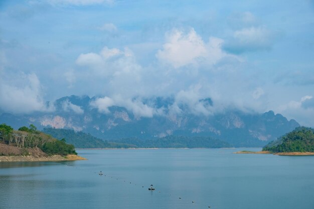 Vista panorámica del mar y las montañas contra el cielo