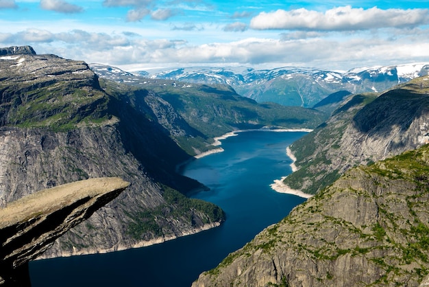 Vista panorámica del mar y las montañas contra el cielo