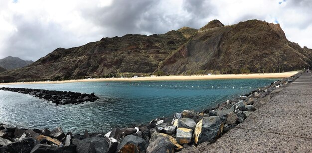 Foto vista panorámica del mar y las montañas contra el cielo