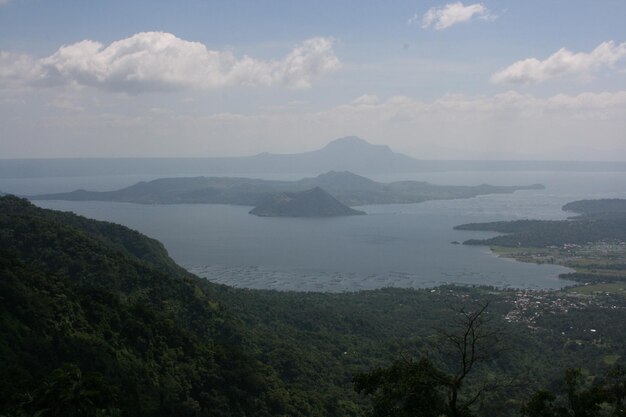 Vista panorámica del mar y las montañas contra el cielo