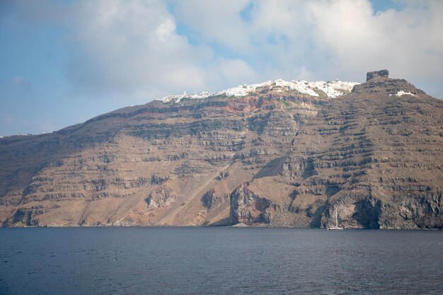 Vista panorámica del mar y las montañas contra el cielo